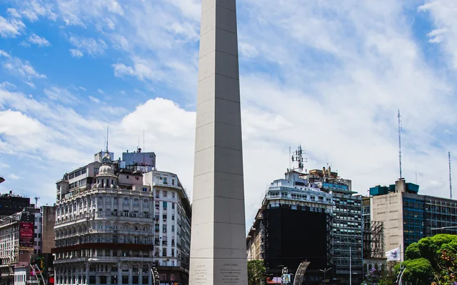 El Obelisco de Buenos Aires con edificios de la Ciudad Autónoma de fondo