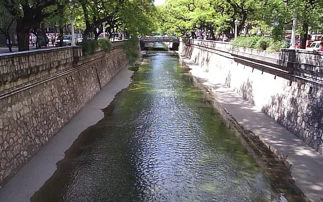 El canal de La Cañada entre muros de piedra y árboles en la ciudad de Córdoba