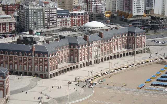 Vista aérea del Hotel Provincial frente a la playa de Mar del Plata, en la Provincia de Buenos Aires